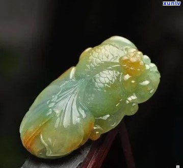 翡翠鲤鱼吊坠：富含吉祥与财富的象征，展现独特魅力与品味