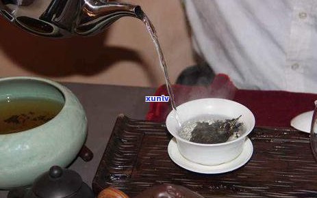 新普洱茶表面白色泡沫现象是否影响饮用？解答疑惑与误区