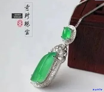 翡翠随型吊坠：精湛镶嵌工艺与个性化设计完美结合，尽显奢华品味