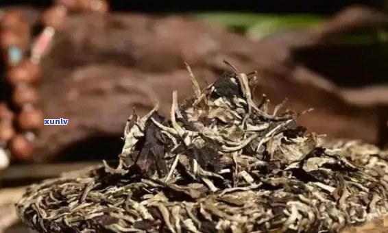 普洱茶上的白色物质：发霉还是白霜？如何正确鉴别与处理？