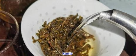 普洱茶饼的多种吃法：适合搭配哪些食物？如何正确品尝普洱茶饼？