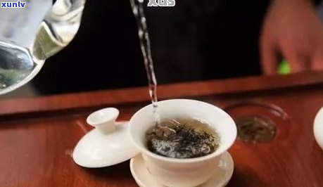 泡饮普洱茶宜用沸水还是水：探讨泡茶方式