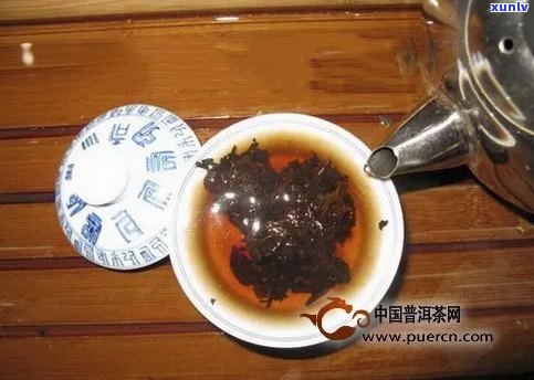 普洱茶饼泡在杯里喝的好处与注意事项