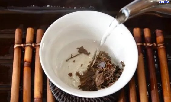 普洱茶饼杯里泡着喝会怎么样：弄碎后泡水，但煮更好喝。