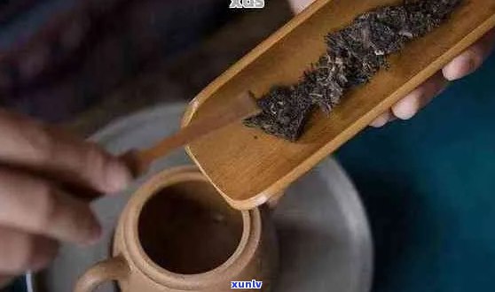 普洱茶饼杯里泡着喝会怎么样：弄碎后泡水，但煮更好喝。