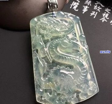 翡翠龙牌的寓意与象征：蕴含力量、尊贵与繁荣，是权力、地位和成功的象征。