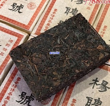 翡翠中的青花：瓷质、价值与玉石种类解析