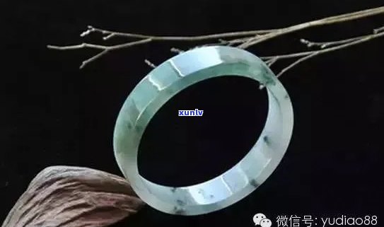 新如何鉴别老戴翡翠手镯真伪？专业教程告诉你关键技巧！