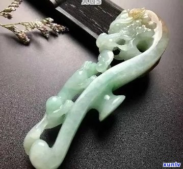 翡翠龙钩挂件意喻