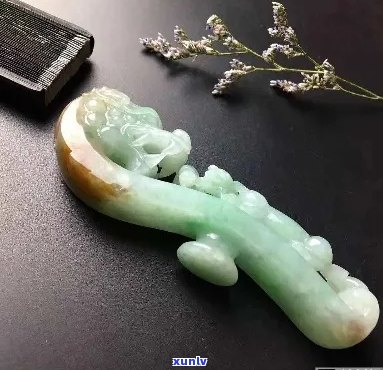 翡翠龙钩的寓意是什么？如何选择适合自己的翡翠龙钩？