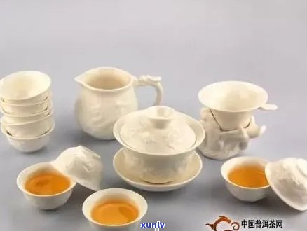 普洱茶的饮具选择：茶杯材质、形状和容量指南