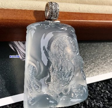 收藏家心中的至宝：老坑冰种龙牌吊坠，展现独特工艺与卓越品质