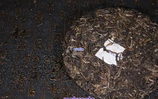 普洱茶饼苦涩怎么回事：如何处理普洱茶饼的苦涩味道以及解决其碎裂问题。