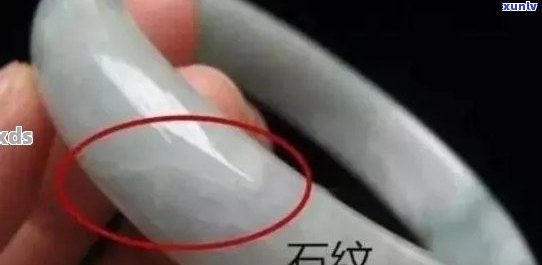 翡翠石纹的细腻质地和独特的扣手感：一种令人着迷的自然美感