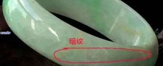 翡翠颗粒大的皮壳叫什么名称：翠玉镯子上的大块皮壳怎么称呼？