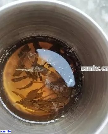 普洱茶絮状物沉底：是否能喝？白色絮状物是否溶解？