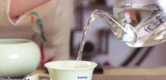 如何选择煮普洱茶的水源：开水还是凉水？了解两者优缺点以便做出选择