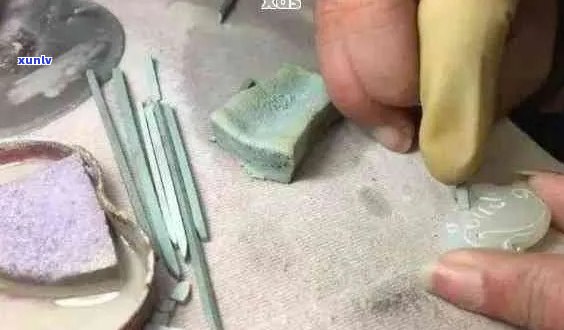 如何用翡翠碎石 *** 独特的手工艺品车：详细教程与技巧