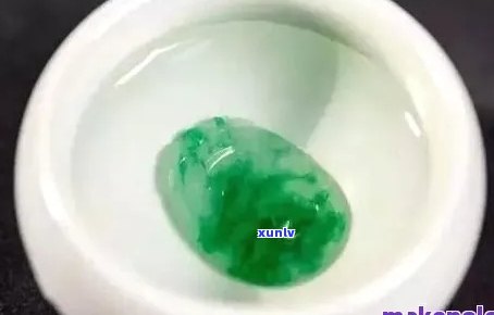 翡翠油污了怎么挽救：沾上汗与油的处理 *** 