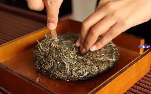 剪普洱茶饼的工具及切割 *** ：一看就懂的茶刀使用技巧