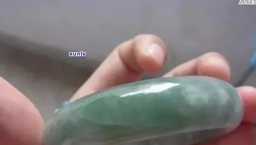 翡翠镯子里有杂质怎么清理干净：有效去除瑕疵，保持翡翠完美光泽