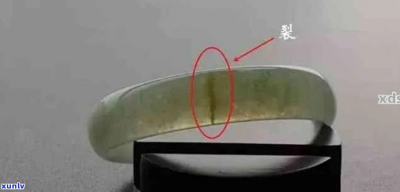 翡翠镯子中的棉纹现象：正常还是品质问题？解析多种可能性及选购建议