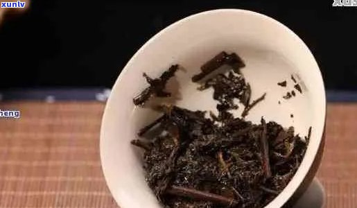 '普洱茶泡完了的渣叶还能吃吗：探究剩余茶叶的安全性和利用方式'