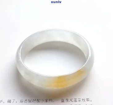 翡翠镯子中发现黄点的含义及其影响：探究翡翠品质与价值的关键因素