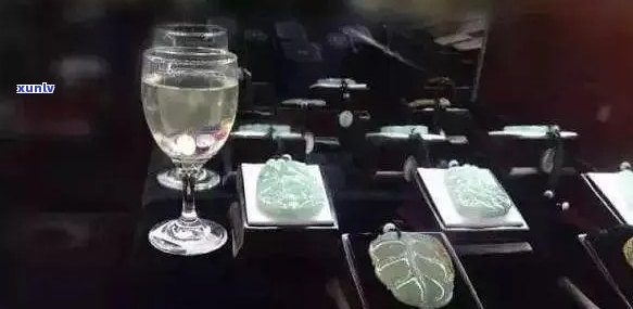 新 如何用酒精巧妙泡翡翠，让它更显光彩？