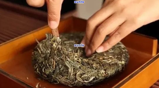 如何软化普洱茶饼？了解解决硬饼问题的有效 *** 和技巧