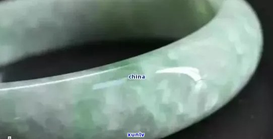 新 翡翠镯子内部质量问题揭秘：隐藏的棉絮与微小生物