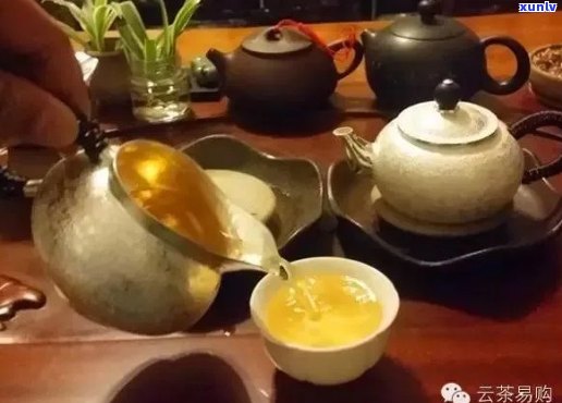 银壶泡普洱茶的照片