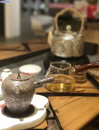 银壶泡普洱茶的照片