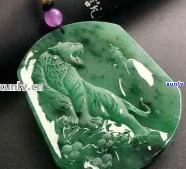 翡翠老虎精雕细琢，展现传统工艺与自然美的完美结合