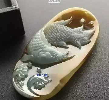 荷叶鱼纹翡翠挂件：精美雕刻艺术与自然元素的完美结合