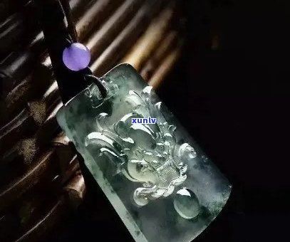 翡翠雕花草的寓意是什么：翠玉草木意蕴深远，象征生命与希望。