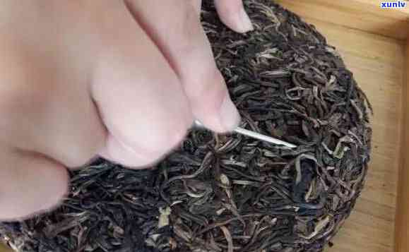 如何正确撬开普洱茶饼？散开普洱茶饼的技巧与注意事项