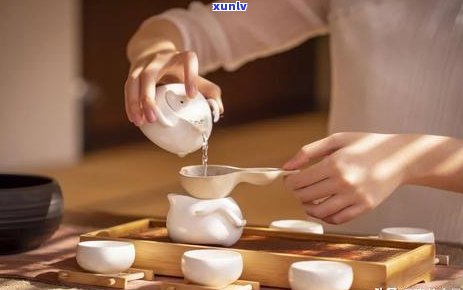 喝普洱茶的都是些什么人：普洱茶爱好者、中老年人群、注重健生活者等。