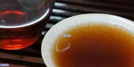 冷的普洱茶上面有油怎么回事：探究茶叶表面油脂产生原因