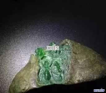 翡翠长石头的样子