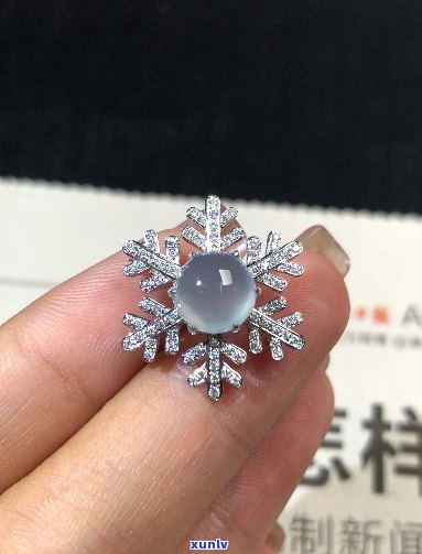 翡翠蛋面雪花吊坠