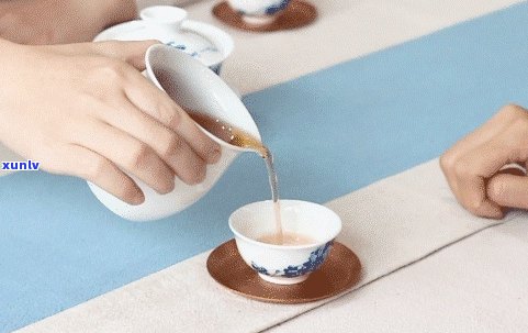 喝茶顺时针倒水