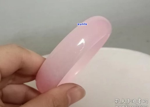 翡翠镯子变成粉色