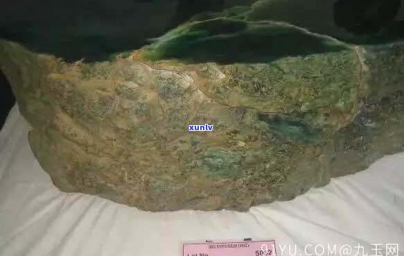 翡翠吊坠品种丰富，全面解析各类别与选购技巧