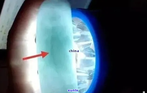 翡翠内裂：区别、影响、观察、征兆与修复，如何养成好？