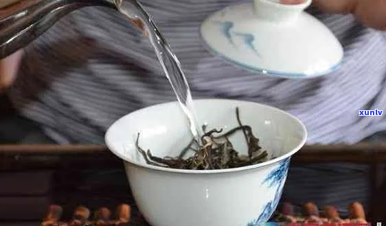 普洱茶一般用什么茶杯喝好：探究茶杯选择，品味普洱韵味。