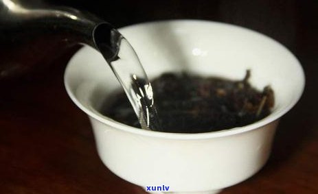 普洱茶的冲泡 *** ：何时、何地、如何注水？为什么普洱茶不能直接饮用？