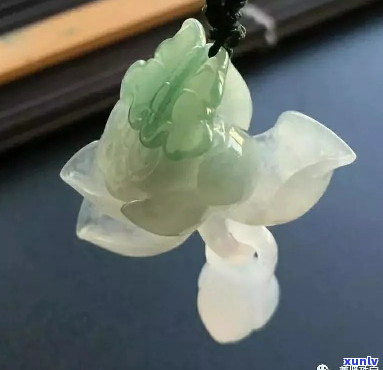 翡翠莲花的寓意与象征：适合佩戴人群及意义解析