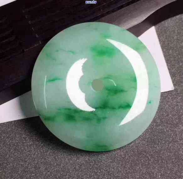 翡翠怎么用水滴鉴别好坏？使用水滴法辨别翡翠真假与品质